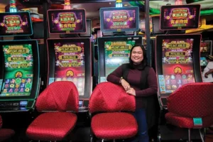 闪烁赌场老虎机中奖瞬间特写