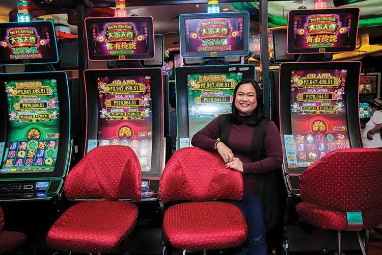 闪烁赌场老虎机中奖瞬间特写