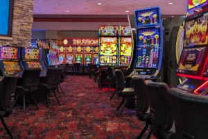 闪亮的赌场老虎机滚轮，展示赢钱技巧与奖金符号