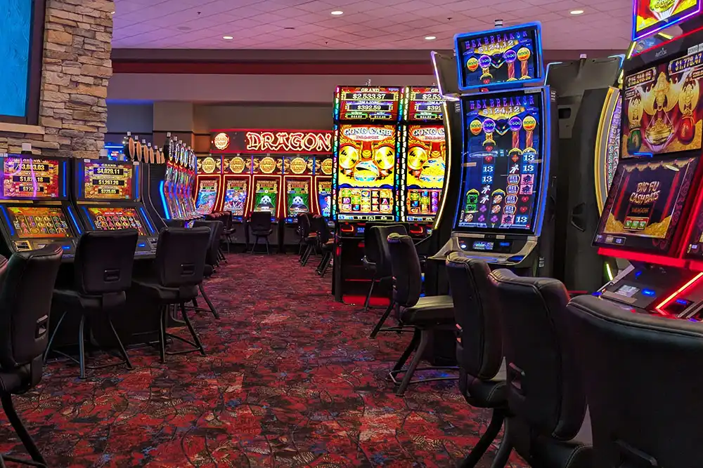 闪亮的赌场老虎机滚轮，展示赢钱技巧与奖金符号